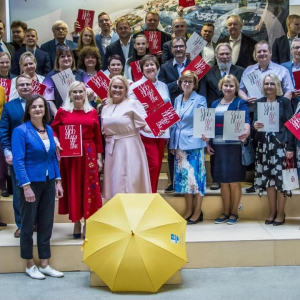 Järgmisel reedel, 27. veebruaril, toimub Omavalitsusmajas uue mikrokvalifikatsiooniõppe „Kohalik valitsemine: juhtimine, innovatsioon ja kriisivalmidus“ avaseminar.


Kohalik valitsemine kriisides algab teadmistest ja juhtimisvõimekuses.

Reedel, 27. veebruaril, toimub Tallinnas uue mikrokvalifikatsiooniõppe „Kohalik valitsemine: juhtimine, innovatsioon ja kriisivalmidus“ avaseminar.

Avaseminar toob kokku omavalitsusjuhid, ametnikud, teadlased ja eksperdid, et tugevdada kohaliku tasandi juhtimis-, otsustus- ja kriisivalmiduse kompetentse – just neid oskusi, mida keerulistes ja ebakindlates olukordades kõige rohkem vajame.

Õppe fookuses on:

👉kriisireguleerimine ja elanikkonnakaitse
👉juhtimine ja innovatsioon kohalikus valitsemises
👉süsteemne mõtlemine ja otsustamine kriisiolukordades
👉õigusraamistiku ja parimate praktikate rakendamine

Tegu on uue ja olulise sammuga Eesti haridussüsteemis, mis täidab senise lünga kohalike omavalitsuste poliitikute ja ametnike täiendusõppes. Uus mikrokvalifikatsioon on jätk senistele baaskursustele ning loob koos õiguse suuna arendamisega aluse  kohaliku valitsemise magistrikavale.

👉 Kohalik juhtimine ei ole ainult haldamine, see on valmisolek, vastutus ja oskus tegutseda ka siis, kui olud on keerulised.