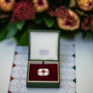 30. detsembril toimunud Harjumaa Ballil jagati tunnustusi.

Harjumaa aukodaniku tiitli pälvis Arne Mikk Eesti ooperikunsti arendamise ja hoidmise eest.

Harjumaa teenetemärkide kavalerid on kolm väljapaistvat harjumaalast:

Jaak Juske – ajaloolane ning kirglik ajaloo populariseerija, kes on kirjutanud üle kolmekümne ajalooalase raamatu;
Heli Jürgenson – XXVIII laulupeo "Iseoma" kunstiline juht ning tunnustatud dirigent;
Vladimir Arhipov – Maardu linnapea aastatel 1995-1996 ja 2016-2024 ning alates 2024. aastast Harjumaalt valitud XV Riigikogu liige.

Tunnustusauhinna Suur HOLMER (aasta omavalitsusjuhi HOLMER) pälvisid: 
Riivo Noor – Anija vallavanem;
Jaanus Saat – Lääne-Harju vallavanem.

Tunnustusauhinna Väike HOLMER (aasta omavalitsustegija HOLMER) pälvisid:
Heli Tenslind – Raasiku vallavolikogu sekretär;
Bärbel Salumäe – Rae abivallavanem (praegune Raasiku vallavanem);
Ilsia Väli – Anija Vallavalitsuse referent;
Merike Pihla – Kose Vallavalitsuse sotsiaalnõunik.

Eesti Kultuurkapitali maakondlik kultuuripreemia "Kultuuripärl" pälvis dirigent Harry Illak.
Maakondliku elutööpreemia pikaajalise väljapaistva loomingulise tegevuse eest pälvis koorijuht Taavi Esko.

Fotod: Rene Mitt
Rohkem fotosid https://www.hol.ee/et/harjumaa-ball-30122025























