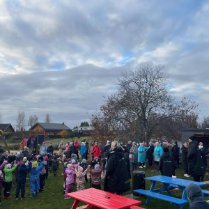 🌿 Liikumise lugu Võsukese lasteaias – aitäh koostöö eest! 🌟✨

Eile, 4. novembril toimunud inspiratsioonipäev Võsukese lasteaias oli täis liikumisrõõmu, praktilisi ideid ja sooja koostööd! 🤝 Harjumaa Omavalitsuste Liit ja Harjumaa Spordiliit tänavad südamest Võsukese lasteaeda suurepärase vastuvõtu ja panuse eest – teie avatus ja energia tegid päevast tõeliselt erilise. 💚🌞

Suur tänu ka suurepärastele koolitajatele – Siim Tõnisson, Siiri Poopuu, TÜ Liikumislaborist Reelika Kiivit, Marie Sarik, Kairi Loik ning Võsukese ja Keila Rukkilille lasteaia õpetajad – teie teadmised ja kogemused innustavad õpetajaid looma rohkem mängulisi ja rõõmutoovaid õues liikumist täis lasteaiapäevi! 🙌🌳
Samuti täname Liikumisharrastuse Kompetentsikeskust Liigume toetuse eest – koos suudame luua keskkonna, kus liikumine on loomulik osa laste päevast. 🌱💪
👉 Vaata videot ja galeriid – nii palju liikumisrõõmu ja häid ideid! 🎥📸 https://www.facebook.com/share/v/1EoFxcp7RX/

Kui soovid, et sinu lasteaed oleks järgmine, kirjuta meile! ✍️😊
#LiikumiseLugu #HOL #Võsuke #Koostöö #õuesõppenädal #Liikumisrõõm























