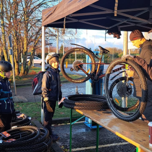 Liikumisrõõmu aastaringselt! 

Läänemere programmist kaasrahastatud projekt BATS toetab laste ja noorte aktiivset liikumist igasuguse ilmaga – ka pimedal ajal ja talvekülmas.

Täna toimub Kiili Gümnaasiumis vahva rattapäev “Rattatuuning”, kus valla spordi- ja kooli huvijuht õpetavad lastele talvise rattasõidu olulisemaid reegleid ning aitavad vahetada projekti toel soetatud naelrehve, et sõit oleks turvaline ja mõnus ka libedaga.
Aitäh kõigile, kes panustavad laste liikumisharjumuste toetamisele! 

Vaata Kiili Gümnaasiumis talvist rattasõitu propageerivat videot: https://youtu.be/G8GUetqUdeY

Loe rohkem rohkem Interreg BATS kodulehelt: https://interreg-baltic.eu/project/bats/

#BATS #LäänemereProgramm #KiiliGümnaasium #Rattatuuning #AktiivneLiikumine











