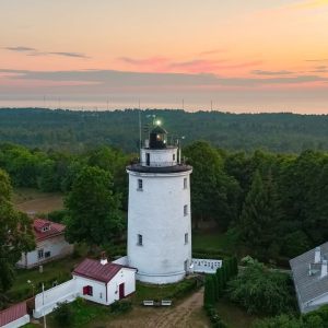 Suurupis Harku vallas on Suurupi Lighthouse Rear tuletorn hästi säilinud kõrvalhoonetega ning seal elab juba mitmendat põlve majakavahtide pere. Pühapäeval, 9. augustil on eriline võimalus osa saada tuletorniekskursioonist majakavahi tütre Kristiina juhendamisel ning on avatud pääs ka torni.

Kui nüüd tekkis tahtmine tavapäraselt suletud tuletorni sisse piiluda, siis võta osa Suurupi tuletornipäevast, sest lisaks toimuvad 
+ vanavaralaat
+ avatud lasteala
+ kohvikud tuletorni juures ja ka Suurupis mujal 
+ õhtune Robert Linna ja Markko Reinberg kontsert jne 

🧐 Sündmuse info https://www.facebook.com/events/s/suurupi-tuletornipaeva-vanavar/924534257365373/

#visitharju #suurupituletorn

Foto: Suurupi tuletorni FB leht, Riho Kirss


