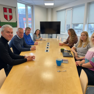 


Priit Kuuskme, Anna Heinsoo ja Külli Vollmer (HEAK) ning Ruth Jürisalu ja Andre Sepp (HOL) kohtusid Eesti Rahvakultuuri Keskuse rahvakultuuri spetsialistide Sandra Nikitini (Harjumaa) ja Astrid Väizenega (Tallinn), et leida ühisosa 2026-2028 sündmuste korraldamisel.