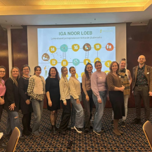 🎯 Mittetöötavad ja -õppivad noored saavad tuge tööellu või kooli naasmiseks!
💡 Harjumaa omavalitsused on liitunud Noortegarantii tugisüsteemiga ning igas omavalitsuses tegutseb nüüd noorte heaolu spetsialist, kelle ülesanne on toetada 13–29-aastaseid noori, kes ei tööta ega õpi.
👂 Meie noorte heaolu spetsialist:
✔ kuulab sind hinnanguid andmata
✔ pakub tuge just sinu vajadustest lähtuvalt
✔ aitab suhelda ametiasutustega
✔ tutvustab vajalikke teenuseid ja toetusi
Kas tead kedagi, kes vajab tuge töö või kooli leidmisel, vaimse tervise küsimustes või igapäevaeluga toimetulekul? Või oled see hoopis sina ise?
💬 Sa ei pea üksi hakkama saama – võta julgelt ühendust!
💡 Teenus on noortele vabatahtlik ja tasuta
📍 Harjumaa noorte heaolu spetsialistide kontaktid ja lisainfo:
🔗 https://www.hol.ee/et/neet-noored
📌 Teenust pakutakse projektide kaudu:
– Ida-Harju noorte tööhõive suurendamine ja hoidmine
– Kesk-Harju noorte tööhõive suurendamine ja hoidmine
– Lääne-Harju noorte tööhõive suurendamine ja hoidmine

Projektid on kaasrahastanud Euroopa Liit.

📸 Fotol: Harjumaa noorte heaolu spetsialistid
#Harjumaa #NGTS #noorteheaolu #noored #koostöö #tööeluksvalmis

