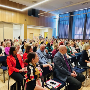 Harjumaa hariduse infopäev toimub täna Tabasalu Koolis.

Päevakavas:

• Hariduse tugiteenused Harku valla näitel – ettekandjad Kristo Pals, abivallavanem ja Eiliki Kumm, hariduse tugiteenuste osakonna juhataja
• Abivajava lapse märkamine - Aile Aedma, Sotsiaalkindlustusameti laste heaolu osakond
• Tasakaal on peaasi - Kuidas luua ja hoida haridusasutuses heaolu? -  Marit Kannelmäe-Geerts, Peaasi.ee haridussuuna juht
• Toetatud põhikoolijärgne õpitee: lisaõppe ja ettevalmistava õppe võimalused - Sandra Fomotškin, HTM-i nõunik
• Tugispetsialistide tööaeg ja töökorraldus kaasava hariduse kontekstis. Paneelarutelu juhib Robert Lippin, Eesti Linnade ja Valdade Liidu nõunik

Päeva juhib koolijuht Olga Saikovskaja.







