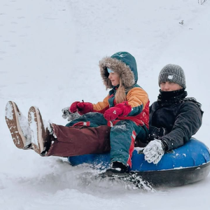 Talverõõmu lastele Harjumaal! ❄️🛷
Keilas Meistrimäe nõlval avati just tuubirada, mis pakub lastele (ja miks mitte ka täiskasvanutele 😉) palju lusti. 
Kohapeal saab mugavalt tuubirõnga laenutada, nii et vaja on vaid kohale tulla ja sõitu nautida!

Tuubitamine on lihtne, turvaline ja väga atraktiivne talvine tegevus, mis sobib ideaalselt perega aja veetmiseks.
👉 Rohkem infot: https://meistrimae.ee/lumerongas/

💬 Kas tead veel häid tuubinõlvu Harju maakonnas?
Anna neist märku kommentaarides ja jaga häid soovitusi ka teistega!

