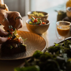 Loode-Eesti kutsub sind maitserännakule, kus kohtuvad meri, mets ja kohalikud maitsed 🍽️

Pealinnast lääne poole jääb piirkond, kus rabametsad, rannajoon, loopealsed ja väiketootjate südamega tehtud töö loovad täiesti omanäolise toiduelamuse. Siin ootavad sind hubased kohvikud, kohalikud taluturud, käsitööjoogid, mõisamiljöö, lavendliväljad ning restoranid, kus hooajaline ja kohalik tooraine jõuab taldrikule ehedal kujul.

Pane kokku just endale sobiv Loode-Eesti toiduteekond: alusta värskest saiakesest Laulasmaal, põika taluturule, naudi rahulikku lõunat Padisel või Paldiskis, avasta kohvi-, siidri- ja lavendlielamusi ning jää piirkonda kasvõi paariks päevaks.

Võta aega, liigu rahulikult ja maitse Loode-Eestit samm-sammult. 🌿

Vaata teekonda ja planeeri oma toidurännak ➡ https://visitharju.ee/loode-eesti-toiduteekond/

📷 Leon Metsallik, Toolbox Estonia

