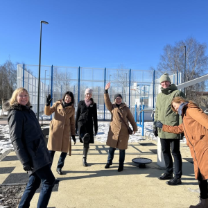 Kes ütles, et lõunapaus peab istudes mööduma?

Vahetasime sel nädalal kontoriseinte vahele jääva pausi värske õhu, liikumise ja hea tuju vastu. Käisime ühiselt jalutamas, proovisime jõukohaseid harjutusi välijõusaalis ja mängisime lõbusat õuebingot.
Värske õhk + väike pingutus + koosolemine = just see energia, mida tööpäeval talve lõpus-kevade alguses vajame!💚

Nädala Nipp:
Liikumine on parim viis oma ajule “restart” teha.

🌿 Uuringud näitavad, et isegi 10–15 minutit liikumist:
• parandab keskendumist ja mõtlemisteravust
• vähendab stressi ning aitab pingetest vabaks saada
• tõstab loovust ja probleemilahendusvõimet
• annab kehale vajaliku vahelduse istumisest

Väike liikumine on tööpäeva parim investeering — ja ühiselt on see veel toredam🌬️✨

#vaimsetervisevitamiinid #liikuminejameeldivademotsioonid #tervemteadlikumühtehoidvamharjumaa









