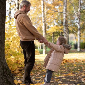 Paps ütles, et ta ei vaja isadepäevaks midagi 🧔‍♂️ Aga meie teame, et parim kink on elamus ja hästi veedetud aeg.

Seega kupatame isa autosse ning seame suuna Viimsi poole Eesti Sõjamuuseumisse pannkooke sööma! Ja kuna sõjatehnika angaar on viimast päeva lahti, siis saab isa ka oma teadmistega sõdurielust hiilata 🪖

Peale seda vajab isa rahulikku hetke ning läheme Oxforell Puhkekeskusesse kala püüdma! Isa nautib õngeviskamist samal ajal kui lapsed mööda keskuse avarat ala ringi müttavad.

Päeva lõpetame Aegviidu Tervisedepoos, kust rendime fat-rattad ning läheme Kõrvemaa metsasid avastama 🌲Tagasi tulles, põsed punased ja ninad tatised, hüppame depoos sauna ning kütame kered kuumaks!

On imeline päev täis meeldejäävaid hetki isaga! 
Vahvat isadepäeva kõikidele meie armsatele isadele!

#isadepäev2025 #visitharju


