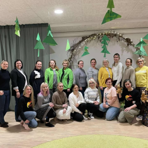 ✨ Seikluste Laeka arengupäev Harju-, Rapla- ja Järvamaa lasteaedadele ✨

Eile kogunesid Kotka Lasteaeda Harju-, Rapla- ja Järvamaa lasteaedade õpetajad, et ühiselt arendada ja jagada kogemusi sekkumisprogrammi Seikluste Laegas rakendamisel.

Arengupäeva viisid läbi inspireerivad koolitajad Merle Toompark ja  Sandra Lelov, kes pakkusid praktilist tuge, tuletasid meelde programmi põhialuseid (toitumine, vee joomine, liikumine, ekraaniaja vähendamine) ning lõid ruumi aruteludeks ja kogemuste vahetamiseks.

Päeva jooksul:
✅ Tutvusime bingot mängides ja jagasime mõtteid väikestes gruppides
✅ Arutasime, kuidas Seikluste Laeka põhimõtteid igapäevases lasteaia tegevuses rakendada
✅ Otsisime vastuseid tekkinud küsimustele
✅ Nautisime liikumismängu ja tegime ringkäigu Kotka Lasteaias

Suur aitäh kõigile osalejatele aktiivse panuse eest! 💚 Teie pühendumus aitab luua tervislikuma ja rõõmsama keskkonna meie lastele.
#SeiklusteLaegas #HOL #Harjumaa #Järvamaa #Raplamaa #ÕpetajateKoostöö #Lastetervis













