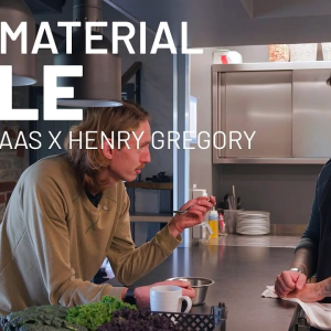 MICHELIN Guide käis Hiis restoranil külas ning seekord valmis nende köögis roog kale-kapsast – ehe näide sellest, kuidas lihtsast toorainest sünnib midagi tõeliselt erilist. Vaata videot ja saa osa Hiis Restauranti maailmast, kus loovus, hooajalisus ja maitsed kohtuvad. Ja siis tule juba ise kohale – Michelini poolt tunnustatud restoran ootab sind avastama erilist maitserännakut 🍽️


Head east towards the coast from Tallinn and you’ll find yourself in a charming rural landscape. Here, secreted away within an old farmhouse sits MICHELIN-re...