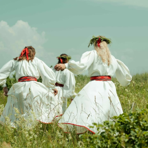 Visit Harju kutsub sind nautima kevadisi sündmusi, kus kohtuvad laul, tants ja kogukonnatunne. Pane kuupäevad kirja ja tule saa osa!

📍 25.04 Hara sadam, Kuusalu vald – Avatud Kalasadamate päev toob kokku laada, kalanduse õpitoad ja hea muusika. Laval kõlab populaarne ansambel Vennaskond.
👉 https://www.facebook.com/events/2162107121193696

📍24.05 on kultuurihuvilised oodatud Kiili staadionile, kus leiab aset järjekordne Harjumaa põlvkondade tantsupidu- Jätame Jälgi.
👉https://www.facebook.com/events/895777259459087 

📍 30.05 Jägala juga, Jõelähtme–Kuusalu – juba 26. korda toimuv laulu- ja tantsupäev, mis ühendab kahe valla kollektiivid ja pakub elamusi ka pealtvaatajatele.
👉 https://www.facebook.com/events/1915369285704453

📍 30.05 Jüri, Rae vald – traditsiooniline Jüri KLUNKER tähistab 31. sünnipäeva! Laval üle 1000 laulja, tantsija ja pillimängija. Sissepääs tasuta, aga võimalus on toetajapileti ostuks.
👉 https://fb.me/e/6OjiZRKK7

📍 30.05 Keila Keskväljak – Keila linna 88. sünnipäev koos laadaga ja suurejoonelise kontserdiga. Laval armastatud Anne Veski.
👉 https://www.facebook.com/events/1183213330405151

Tule ja tunne, kuidas rahvakultuur ühendab inimesi, loob rõõmu ja annab energiat!
Foto: Leon Metsallik, Visit Estonia

