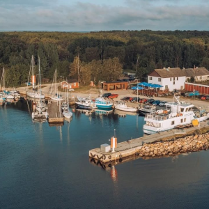 Viimsi vallas on saarte aasta ja 11. juulil toimub lausa kaks suursündmust: 

Prangli saarel Kalurite päev https://fb.me/e/6Xp95Sv9d 🐟
Kas teadsid, et Prangli on ainus Põhja-Eesti saar, mis on olnud pidevalt asustatud juba üle 600 aasta? Seal on oma keel, täiesti unikaalne loodus ja just seal asub maailma põhjapoolseim looduslik mändide leviala! 
Sind ootavad:
🐟 Ehe ja kordumatu rannarahva melu ning värske kala 
🐟 Traditsioonilised ja põnevad Prangli sõudmise võistlused rannas🐟 Võimas ja tantsumuusikat täis simman koos Nedsaja Küla Bändiga ja palju muud....

Leppneeme sadamast viib saarele parvlaev Wrangö. Kuna tegemist on suve tipp sündmusega, siis broneeri oma laevapiletid aegsasti Sunlines CC: kodulehelt. 
Kuidas kohapeal liikuda? Rattad saad laenutada näiteks Prangli Reisid/Prangli Travel 
Kohtumiseni Pranglil! 🚢⚓

Viimsi Viimsi Rannarahva Muuseumis toimub Rannarahva päev, sissepääs tasuta: https://fb.me/e/g7qCqFBL9 
🛶Avatud on Viimsi Taluturg ja Rannarahva laat, pakutakse suitsukala ja teisi randlastele lemmikmaitseid. 
🛶muuseumi uue näituse "Rannakülade laulikud" avamine
🛶 peaesineja Audru Jõelaevanduse Punt  

Foto: Simo Sepp, Visit Estonia

