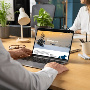 Visit Harju on saanud värske uuenduskuuri! 🌿

Visit Harju turismiportaal on nüüd veel mugavam ja selgem, et Harjumaa avastamine oleks lihtne nii kohalikele kui külalistele. Uuenenud lehelt leiad kiiresti ideid ja praktilist infot igaks aastaajaks.

Mida visitharju.ee-st leiad?

• ideid mida Harjumaal teha – looduselamused, kultuur, perega tegevused ja aktiivne puhkus
• reisisoovitusi ja marsruute, mis aitavad päeva või nädalavahetuse plaani kokku panna
• söögikohad ja kohalikud maitseelamused
• majutusvõimalused – hotellidest ja spaadest kuni kodumajutuste ja puhkekeskusteni
• üritused ja sündmused, et hea elamus ei jääks märkamata

Avasta Harjumaa uue pilguga ja planeeri järgmine väljasõit 👉 www.visitharju.ee

