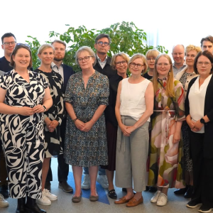 


✏️ Planeerimine lihtsamaks ja kiiremaks! Meie valdkonnajuhtidel käisid külas Soome kolleegid.  🇫🇮

Nii Eesti kui Soome otsivad aktiivselt viise planeerimise lihtsustamiseks, et kohapealsed projektid ja arengud saaksid käivituda operatiivselt ja liigse ajakuluta. 🏢 

Põhjanaabritega vahetati kogemusi ning räägiti muudatustest, mis käimas või veel ees. Oluline faktor on siin ajaline mõõde - tehtud muudatuste tegelik mõju selgub alles aastate pärast. ⏳

Aitäh, Harjumaa Omavalitsuste Liit! 

💙 Uudenmaan liitto - Nylands förbund, Satakuntaliitto, Pohjois-Pohjanmaan liitto, Pohjois-Karjala, Pohjois-Savon liitto, Pirkanmaan liitto, Keski-Suomen liitto, Lapin liitto, Kymenlaakson Liitto, Etelä-Pohjanmaan liitto, Varsinais-Suomen liitto / Egentliga Finlands förbund, Kainuun liitto, Etelä-Karjalan liitto, Österbottens Förbund - Pohjanmaan liitto