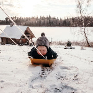 Talvist lusti Harjumaal – kelgud välja ja mäele! 

Harjumaal leidub mitmeid toredaid kelgumägesid, kus nii lastel kui ka täiskasvanutel silmad särama löövad. Siin mõned mõnusad kohad, kuhu kelgutama minna:

🛷 Loo alevik, Jõelähtme vald – kohalike seas armastatud kelgumägi, kuhu on hea minna kogu perega.
🛷 Viimsi, Laidoneri park – mugav ja populaarne kelgutamiskoht pealinna vahetus läheduses.
🛷 Padise, Lääne-Harju vald – valgustatud kelgumägi Padise terviseraja kõrval, kus saab kelgutada ka hämaramal ajal.
🛷 Kallaste Turismitalu & Holiday Resort , Lääne-Harju vald – eriti mõnus perepuhkuse paik: kelgumägi koos kelkudega kohapeal ning võimalus ühendada kelgutamine näiteks saunaskäiguga, kui külastad taluterritooriumi.

🙏 Tuletame meelde: kelgumäel liigume ohutult ja tähelepanelikult – hoiame vahet, jälgime teisi kelgutajaid ning arvestame väiksemate ja aeglasematega. Turvaline lust on parim lust!

💬 Kas tead veel häid kelgumägesid Harju maakonnas oma kodukandis?
Jaga oma soovitusi kommentaarides, et talverõõmud jõuaksid kõigini!
📷Tõnu Tunnel/Visit Estonia

