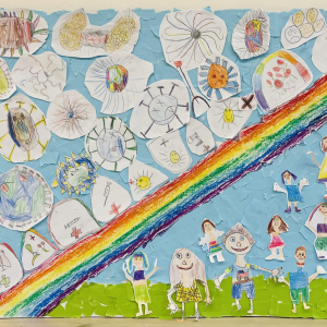 Aitäh kõigile Harjumaa lasteaedadele, kes osalesid Tervisekassa ja ERGO joonistusvõistlusel „Kuidas elavad haigused meie ümber?“!

Võistlusel osales kokku 300 lasteaeda üle Eesti. Meil on eriti hea meel, et Harjumaa lasteaiad oli nii aktiivsed – osales lausa 50 Harjumaa lasteaia rühma!👏 

Suur rõõm on ka Harjumaa tulemuste üle:
🏆 I koht – Kiili Lasteaia Mesimummide rühm
🥈 II koht – Võsukese lasteaed Kuusevõsude rühm
✨ ERGO eripreemia – Kehra Lastetare lasteaia Pääsutare rühm

Suur tänu kõigile lastele ja õpetajatele,  kes panustasid oma aja ja loovusega. Teie tööd aitavad meelde tuletada, kui olulised on head tervisekäitumise harjumused – kätepesu, värskes õhus liikumine ja rõõmus meel😊

Vaata lähemalt uudist ja lõppvalikusse jõudnud töid siit:
👉 https://tervisekassa.ee/uudised/tervisekassa-ja-ergo-joonistusvoistluse-voitis-kiili-lasteaia-laste-too

#Harjumaa #Tervisekassa #Loovus #Tervisekäitumine


Lasteaedade joonistusvõistlusele „Kuidas elavad haigused meie ümber?“ esitati kokku 308 võistlustööd enam kui 300-st lasteaiast üle Eesti. Joonistusvõistluse võitis Kiili lasteaia Mesimummide rühma töö, teise koha sai Võsukese Lasteaia Kuusevõsude rühma töö ning kolmanda koha Kur...