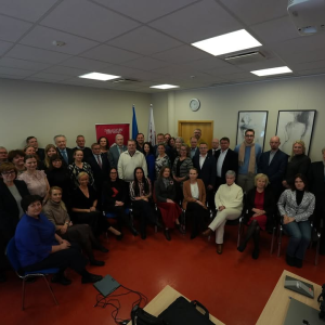 Harjumaa Omavalitsuste Liidus alustas 27.02.2026 uut õppeaastat mikrokvalifikatsiooni kohalik valitsemine: juhtimine, innovatsioon ning kriisivalmidus I lend, milles osaleb rekordarv õppijaid, kokku 35 inimest. Avaseminaril osalesid ka mitmed riigi ja kohalike omavalitsuste ning nende liitude, Tallinna ülikooli ning Sisekaitseakadeemia esindajad.

Astutud on väga oluline samm kohaliku tasandi juhtimisvõimekuse arendamisel, mille raames keskenduti, kuidas omavalitsused saavad paremini toime tulla keerukate ja kiiresti muutuvate kriisiolukordadega. Seminar tõi kokku eri tasandite esindajad et arutada, millised teadmised ja oskused on tänapäeva valitsemises kriitilise tähtsusega ning kuidas neid süsteemselt arendada.

Kohaliku valitsemise uue mikrokvalifikatsiooni programmi eelkäijaks oli Rae valla ja Tallinna Ülikooli koostööst tulenevalt Harjumaa I Omavalitsuspäeva deklaratsioonist 2022 algatatud kohaliku valitsemise mikrokraadi pilootprojekt. Kokku on baaskursuse lõpetanud juba 3 lendu. Hea meel on märkida, et õppes on osalenud kohalike omavalitsuste volikogu esimehed ning liikmed, linnapead, vallavanemad, ametnikud, omavalitsusliitude ja ka riigi esindajad.

Arvestades eelnevat ja jätkuvalt suurt huvi kohaliku omavalitsuse inimvara arengu vastu, avati ka 2025. aasta 3.oktoobril mikrokvalifikatsiooni IV lend. Mikrokvalifikatsiooni raames käsitletakse kohaliku omavalitsuse õiguslike aluste, kaasaegse kohaliku valitsemise, juhtimise ja kohaliku poliitika kujundamise suundumuste ning juhtorganite meeskondlikkuse ja koostöövõimekuse suurendamise temaatikat (programm, tunniplaan ja muud materjalid).

Paljudes valdades ja linnades on mikrokvalifikatsioon saanud positiivse tagasiside. Peame kohaliku valitsemise mikrokvalifikatsiooni koolituse jätkutegevusi väga oluliseks ning leiame, et piirduda ei tuleks vaid ühekordse koolitusprojektiga. Kohaliku omavalitsuse personaliarendamise strateegiliste sihtide seadmisel tuleb parimal viisil kasutada nii praktikute kogemusi kui ka ülikoolide teadmisi, samas vältides tegevuste killustatust ja dubleerimist. Hea meel on märkida, et näiteks regionaal- ja põllumajandusminister peab kohaliku valitsemise mikrokvalifikatsiooni väga oluliseks ning sarnaselt varasemate riigihalduse/regionaalministritega on mitmete aastate jooksul jätkuprojekti läbiviimist toetanud ka omalt poolt.

https://www.hol.ee/et/harjumaa-omavalitsuste-liidus-alustas-27022026-uut

