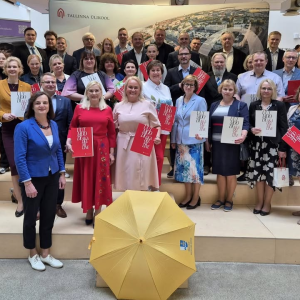 Alanud on vastuvõtt kohaliku valitsemise mikrokvalifikatsiooni baaskursuse V lennule!


📣 Alanud on vastuvõtt kohaliku valitsemise mikrokvalifikatsiooni baaskursuse V lennule!

Tallinna Ülikooli baaskursus annab kohalike omavalitsuste poliitikutele, juhtidele, ametnikele ja spetsialistidele võimaluse täiendada teadmisi KOVi toimimisest, juhtimisest, teenuste korraldusest, poliitikakujundamisest ja finantsjuhtimisest.

Õpe algab 2026. aasta oktoobris ja kestab maini. Kohtumised toimuvad üle nädala reedeti Harjumaa Omavalitsuste Liidus. 

Programmis on loengud, seminarid ja praktikumid, mis aitavad teadmisi siduda igapäevase tööpraktikaga.

💡 Kursuse maksumus on 1632 eurot ning tasu on võimalik jagada sügis- ja kevadsemestri vahel.

Registreerimine toimub Tallinna Ülikooli veebilehel. Kuna õppesse vormistamine toimub registreerimise kuupäeva alusel, tasub end kirja panna esimesel võimalusel.

👉 Tule täienda oma teadmisi ja oskusi kohaliku valitsemise valdkonnas!

📷 Tallinna Ülikool
#kohalikvalitsemine #mikrokvalifikatsioon #omavalitsus #täiendõpe #avaliksektor