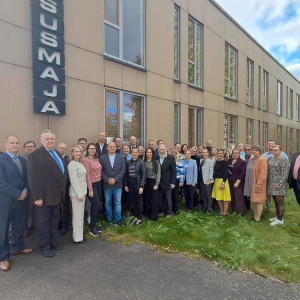 Harjumaa Omavalitsuste Liidus alustas 3.10.2025 uut õppeaastat kohaliku valitsemise mikrokvalifikatsiooni IV lend. Avaseminaril osalesid ka mitmed riigi ja kohalike omavalitsuste liitude, Tallinna Ülikooli ning Sisekaitseakadeemia esindajad. 

https://www.tlu.ee/yti/meediavarav/blogid/kohaliku-valitsemise-mikrokvalifikatsiooni-neljanda-lennu-avakohtumine?fbclid=IwY2xjawNS5AdleHRuA2FlbQIxMABicmlkETBrZVN0TGgwSlhWNUdiU0d3AR7g024DPovjOnc3mn2XRy8YIq0Mwq3OqUgCAVDmVNNtA7xZCGnVsmu1CApwTA_aem_4eXy1POASiwUpW23VZ2kQA


Harjumaa Omavalitsuste Liidus alustas 3.10.2025 uut õppeaastat kohaliku valitsemise mikrokvalifikatsiooni IV lend. Avaseminaril osalesid ka mitmed riigi ja kohalike omavalitsuste liitude, Tallinna Ülikooli ning Sisekaitseakadeemia esindajad.