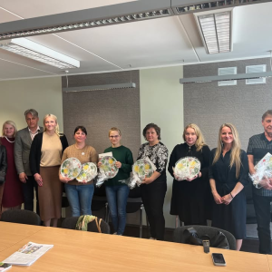 🌱 Teadlik ja tervist toetav koolitoit algab koostööst

Eile toimus Anija Vallavalitsuses kohtumine, kus tutvustasime Anija valla haridusasutuste toitlustamise hindamise kokkuvõtet ning tunnustasime koole ja lasteaedu, kes sellel teekonnal aktiivselt kaasa lõid.

Kohtumine võttis kokku märtsis ja aprillis toimunud ühise protsessi, mille käigus mõtestati koos haridusasutustega, kuidas kooli‑ ja lasteaiatoit Anija vallas igapäevaselt toimib. Tegemist ei olnud  kontrolli ega asutuste võrdlemisega, vaid toetava ja arendava lähenemisega, mis tugines asutuste enda eneseanalüüsile, kohapealsetele külastustele ja sisulisele dialoogile.

Eesmärk oli vaadata koolitoitlustust tervikuna – alates planeerimisest ja menüüdest kuni söömiskeskkonna ja koostööni – ning tuua esile nii tugevused kui ka arengukohad, mille suunas edasisi samme astuda. Selgelt joonistus välja, et Anija vallas on pühendunud köögimeeskonnad, toetavad juhid ja valmisolek näha koolitoitu osana laste ja noorte heaolust ning kasvukeskkonnast.

💚 Täname kõiki protsessis osalenud haridusasutusi:
Aegviidu Kool–Lasteaed
Alavere Lasteaed‑Põhikool
Kehra Gümnaasium 
Kehra Lasteaiad

Eilsel kohtumisel võtsime tulemused vallaüleselt kokku, rääkisime võimalikest edasistest suundadest ning pidasime oluliseks ka tunnustamise hetke – väärtustades aega, kaasamõtlemist ja avatust, millega asutused sellesse protsessi panustasid.

🙏 Suur tänu ka hindamise töörühmale pühendumise ja sisuka koostöö eest: 
Anne Kersna · Victoria Palusaar  · Tiina Silem

Just selline koostöine ja samm‑sammuline lähenemine annab kindluse, et tervist toetava koolitoidu teemaga saab edasi minna süsteemselt ja pika vaatega – koos õppides, kogemusi jagades ja üksteist toetades.

Harjumaa Omavalitsuste Liit jätkab tervist toetava kooli- ja lasteaiatoidu arendamist ja toetamist ka edaspidi.

#Harjumaa #AnijaVald #tervisttoetavkoolitoit #koolitoit #lasteaiatoit #tervisedendus #koostöö













