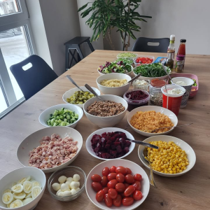 Kes ütles, et kontorilõuna peab igav olema? Vahetasime tavapärase söögikorra ühiskokkamise vastu ja valmistasime endale päris toiduainetest värvilised, toitvad ja tervislikud purgilõunad. Ühine paus lisas päeva rõõmu ja helgust.
#vaimsetervisevitamiinid#toitjaheademotsioonid#tervemteadlikumühtehoidvamharjumaa





