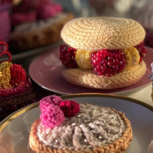 🍰Kunstielamused Harjumaal – assortii kevadsuviseid sündmusi, mis väärivad avastamist! 

Peatuselt tulekul sündmused:
📍 26.04 Käesalu mõis & Käesalu Kunstikeskuses – avatakse kunstnik Heikki Leisi joonistuste näitus ning ühtlasi saab hoo sisse mõisahooaeg. Avamispäeval tasuta ja võimalus osaleda ka kunstniku töötoas! Jääb avatuks kuni 25.06
👉 https://www.facebook.com/events/1390821002729387

📍 01.05 Paunküla Heaolukeskuses – perepäev, mille raames avatakse metsanäitus „Asukad“, autoriteks Kose Kunstikooli õpilased (alates 4. eluaastast täiskasvanuteni). Toimuvad ka giidituurid.
👉 https://www.facebook.com/events/2047021559556728

Juba avatud ja kestavad näitused:
📍 Hüüru mõisas – Eesti tunnustatud moekunstniku Vilve Undi moefotode näitus loomingust alates 2009 aastast. Tasuta näitus on avatud kuni 30.06 ja igal kuul on esile toodud tema erinev loomeperiood. 
👉 https://kalender.sauevald.ee/kalender/vilve-unti-loomingu-naitus-aaremaa/

📍 Kolga muuseum – ainulaadne heegeldiste näitus „Wunderkammer“, kus Marianne Seimani looming viib sind üllatavasse maailma makroonidest praemunade ja küünaldest kahvliteni. Näitus avatud kuni 30. septembrini muuseumipiletiga.
👉 https://www.facebook.com/events/2053614271887883

Foto: FB Heegeldab- crochet magic by Marianne Seiman 

 Avasta kunsti Harjumaal –  mõisamiljöö, loodus või muuseum, inspiratsiooni jagub kõikjale!

