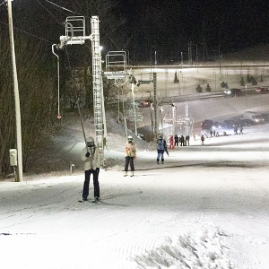 Harjumaal on oma mäekeskus lausa pealinna külje all – Viimsis! ⛷️🏂

Vimka suusamägi ja seikluspark on nüüd igapäevaselt AVATUD nii mäesuusatajatele kui ka lumelauduritele. Vimka on koht, kuhu teha kiire talvine põgenemine linnast, harjutada tehnikat või veeta aktiivselt aega.

Kui otsid mõnusat talverõõmu ilma pikka sõitu ette võtmata, siis Vimka ootab!
👉 Rohkem infot, lahtiolekuajad ja hinnad: https://www.vimkapark.ee/

Harjumaa liigub- talvel lumelaual liueldes!

